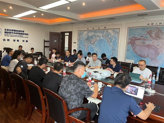 會議室里的人們 描述已自動生成