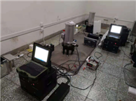 桌子上的電腦主機(jī) 低可信度描述已自動(dòng)生成